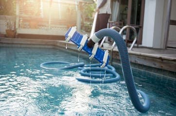 Nettoyage professionnel de piscine spa à Montréal avec équipement spécialisé.
